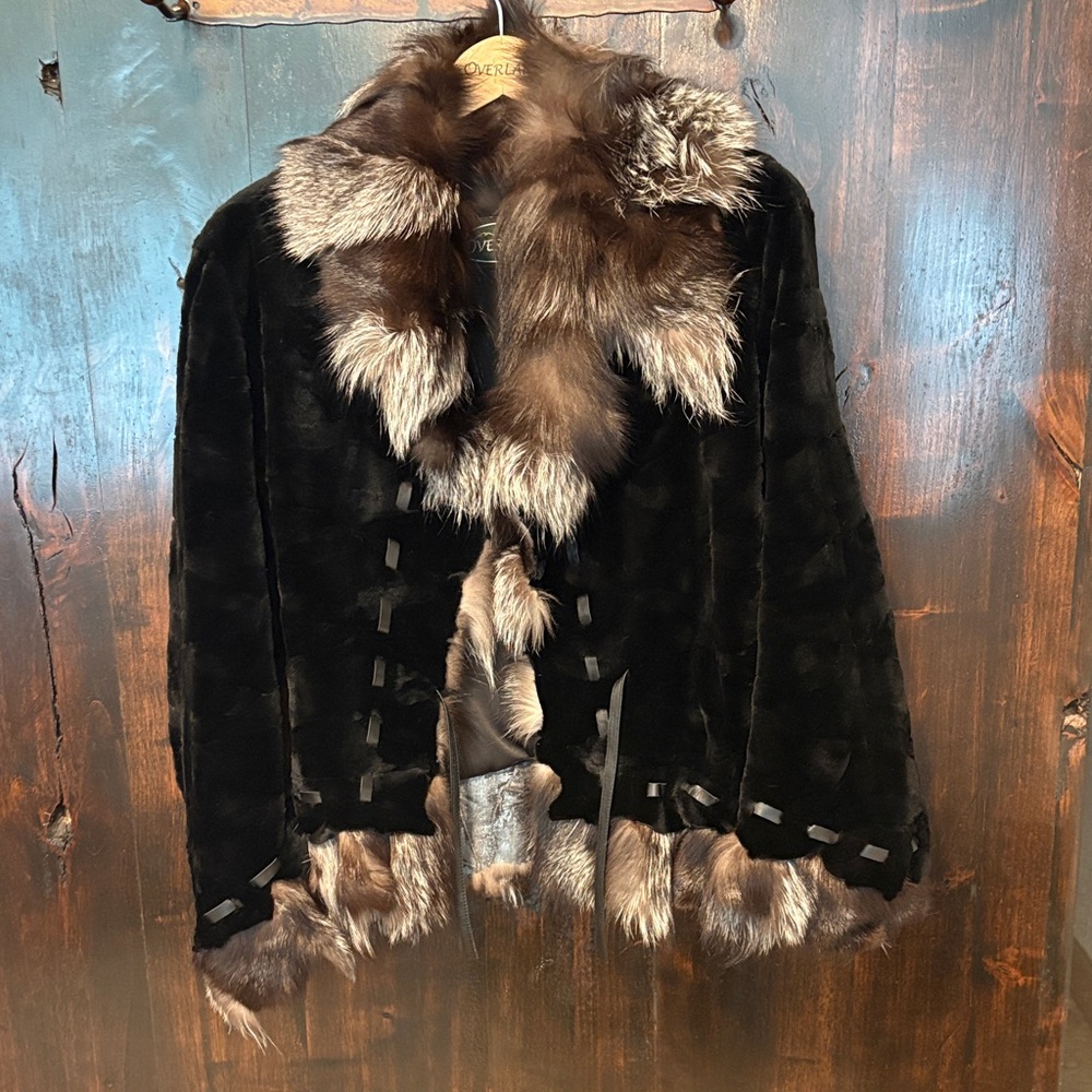 Luxurious Black and Brown Fur-Trimmed Jacket - Picture 2 of 6